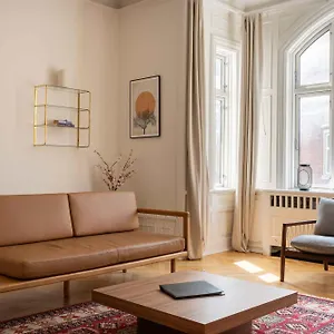 Lovely 3br Manor 5 Min From Tivoli Gardens Apartment