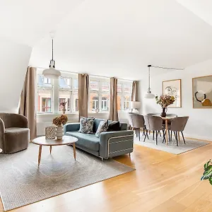 Sanders Leaves - Precious Two-bedroom Penthouse In Downtown Kopenhagen